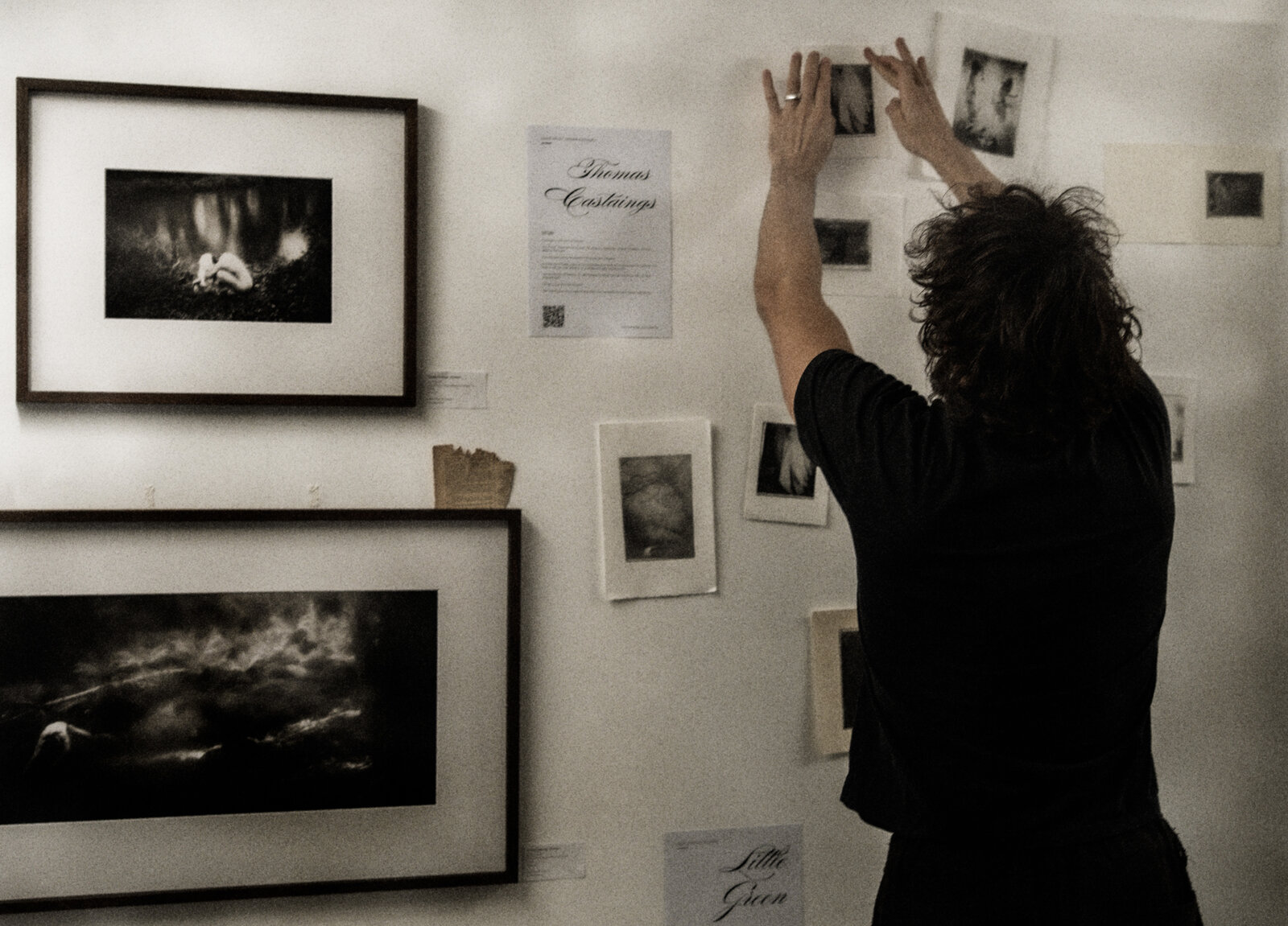 Thomas Castaings accroche ses tirages lors d'une exposition