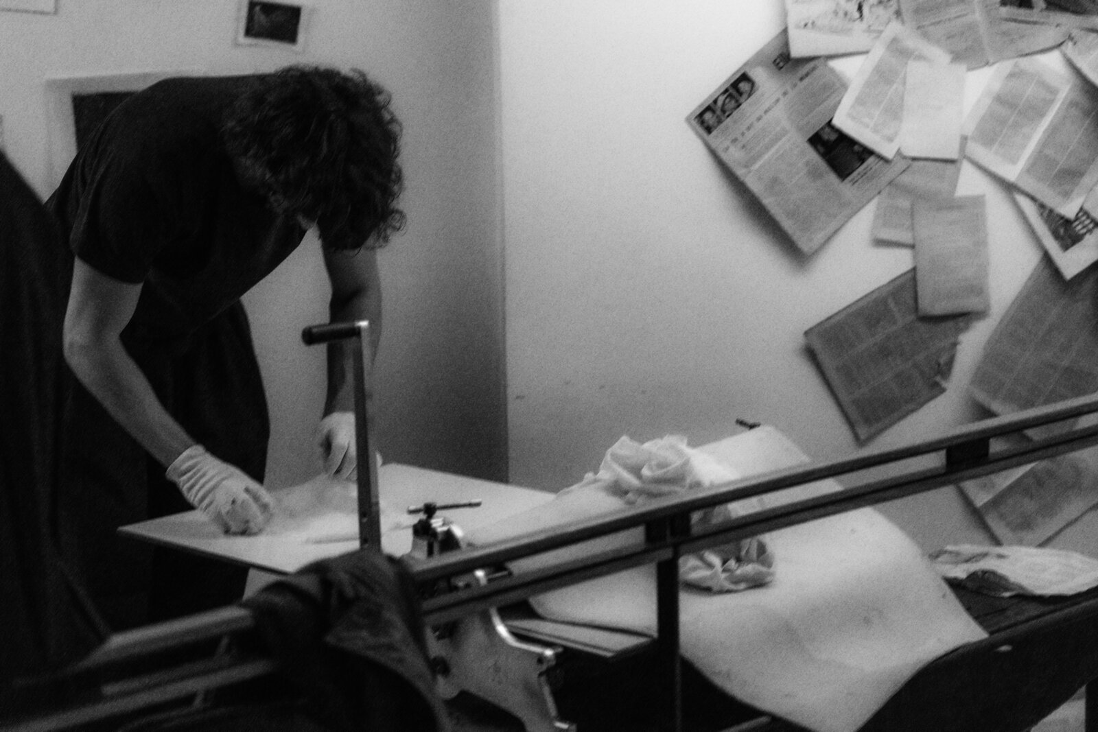 Thomas Castaings travaille un tirage à l'atelier